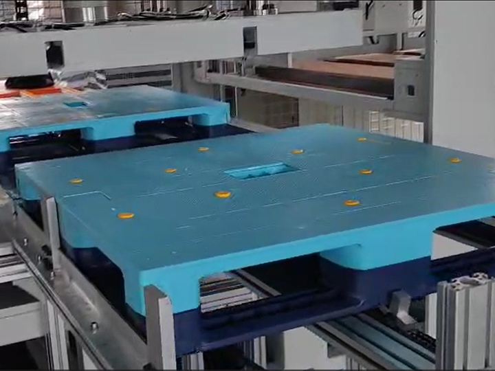 Plastic pallet welding equipment